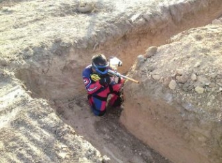 Escondido en la trinchera